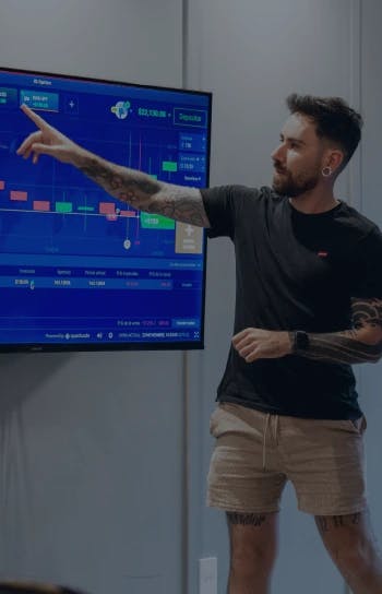 Hombre enseñando trading